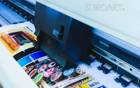 Drukarka wielkoformatowa z technologią eco solvent tworzy żywe wydruki.