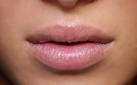 Labios con microblading en tonos rosados y brillantes. Los colores del microblading labios realzan la naturalidad.