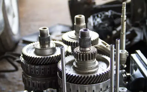 Metalowe tryby i wałki, być może objawy uszkodzonego reduktora 4x4.