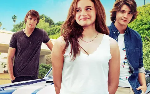 Elle, Noah i Lee przed budynkiem, jakby z filmu "The Kissing Booth".