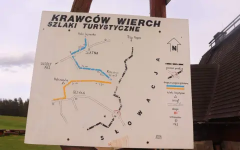 Mapa szlaków turystycznych na Krawców Wierch. Widać szlaki niebieskie, żółte i czarne, punkty PKS, schroniska i przejścia graniczne.