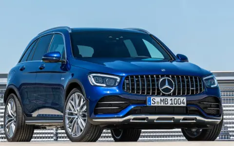 Błękitny Mercedes-Benz GLC 43 AMG z grillem Panamericana i felgami AMG, gotowy do dynamicznej jazdy.
