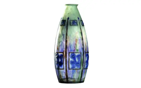 Vase élancé en verre soufflé, aux tons verts et bleus, orné de motifs floraux stylisés dans des cadres rectangulaires. Une œuvre signée G. Argy Rousseau.