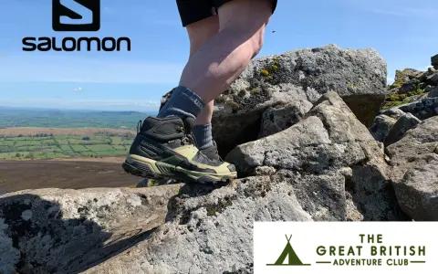 Buty Salomon X Ultra 5 Mid GTX na skalistym szlaku. Noga w bucie na tle krajobrazu.