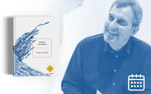 Mario Calabresi, autore di "Alzarsi all'alba", il suo ultimo libro, sorride mentre presenta la sua opera.