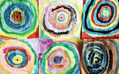 Sechs bunte Kreisbilder, entstanden beim Basteln zum Thema Farben. Jedes Bild zeigt konzentrische Ringe in verschiedenen Aquarellfarben.