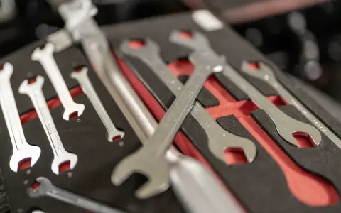 Un juego de llave inglesa medidas organizadas en un estuche negro con detalles rojos.
