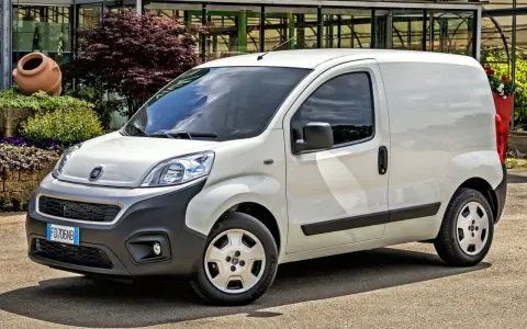 Biały Fiat Fiorino, idealny do transportu. Sprawdź jego praktyczne fiat fiorino wymiary paki, by przewieźć wszystko, czego potrzebujesz.