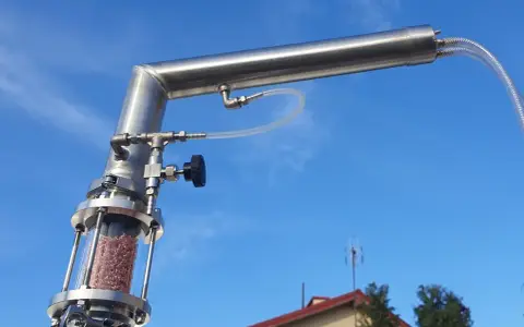 Szklana kolumna destylacyjna z miedzianym wypełnieniem, część zaawansowanych rodzajów destylatorów.