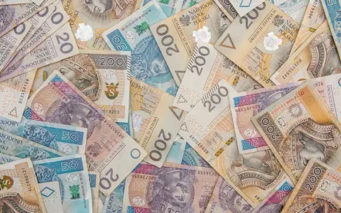 Stos banknotów 200 zł, 50 zł i 20 zł. Idealna darowizna dla żony w trakcie małżeństwa, by spełnić jej marzenia.
