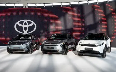 Trzy nowoczesne japońskie marki samochodów: Toyota C-HR+, bZ4X i Urban Cruiser, prezentowane na tle logo Toyoty.