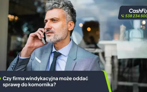 Mężczyzna w garniturze rozmawia przez telefon, zastanawiając się, czy firma windykacyjna może oddać sprawę do komornika.