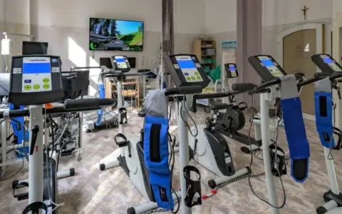 Sala rehabilitacji kardiologicznej z bieżniami i rowerami stacjonarnymi. Tu znajdziesz najlepszą rehabilitację kardiologiczną.