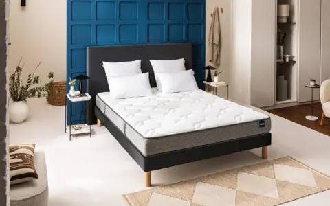 Un matelas Bultex, avec ses avantages de confort et ses inconvénients potentiels, est présenté dans une chambre moderne.