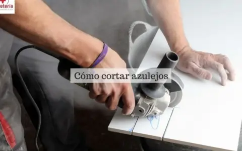 Hombre cortando azulejos con amoladora angular, mostrando cómo cortar azulejos sin máquina especializada.
