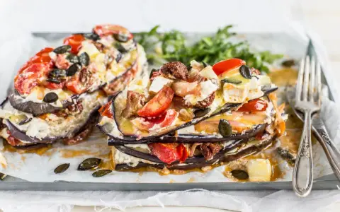 Schichtauflauf mit Auberginen, Tomaten und Käse. Ein einfaches Gericht, das Lust auf mehr macht.