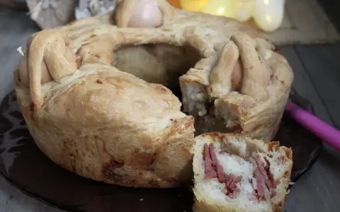 Casatiello napoletano ricetta della nonna: un rustico profumato con uova e salumi, perfetto per la Pasqua.