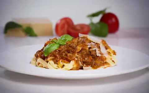 Tagliatelle mit Bolognese, ein Gericht, das die Essenz der Accademia Italiana della Cucina Bolognese verkörpert.