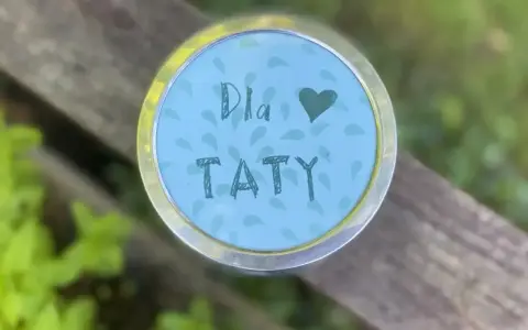 Własnoręczny prezent dla taty od dziecka. Okrągły, błękitny medalion z napisem "Dla Taty" i serduszkiem.