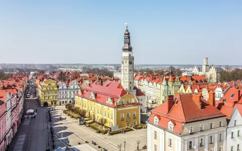 Rynek w Bolesławcu z ratuszem i wieżą zegarową to główne bolesławiec atrakcje. Kolorowe kamienice tworzą malowniczy widok.