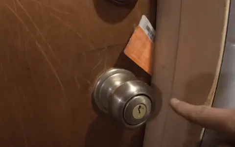 Jak otworzyć zamek bez klucza w szafce - skuteczne metody i porady