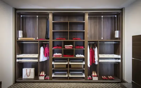 Armarios modernos y organizados con ropa doblada y colgada, cestas y zapatos. ¡Un ejemplo perfecto de cómo organizar armarios!