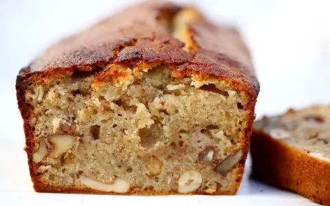 Ein saftiges Bananenbrot mit Nüssen, perfekt zum Genießen. So isst man Bananenbrot: pur, mit Butter oder als süße Beilage.