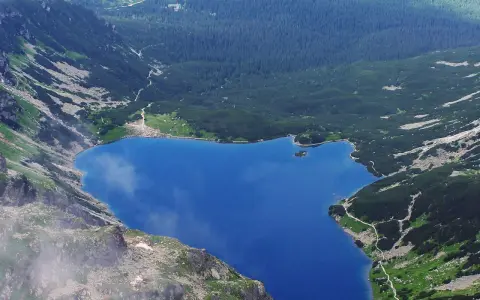 Widok na Czarny Staw Gąsienicowy z trasą turystyczną w Tatrach.