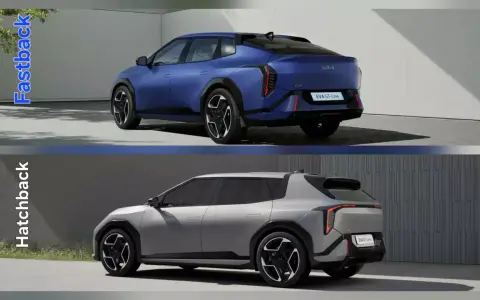 Dwa warianty Kii EV4: niebieski fastback i srebrny hatchback, pokazane z tyłu.