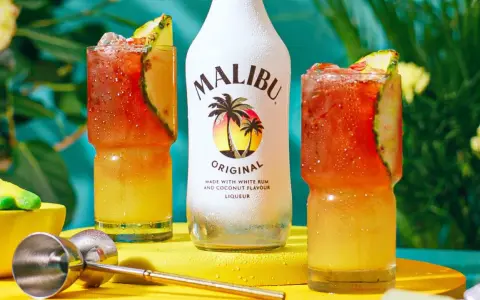 Malibu Flasche mit zwei Cocktails, garniert mit Ananas. Ein Hauch von bay breeze für tropische Erfrischung.