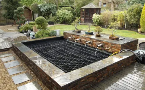 Estanque con cascadas y bonsáis, ideal para recoger agua de lluvia. Un oasis zen en el jardín.