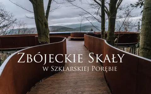 Drewniana ścieżka wśród drzew prowadzi do punktu widokowego Zbójeckie Skały w Szklarskiej Porębie.