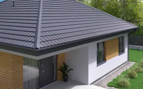Nowoczesny dom z szarym, ceramicznym dachem czterospadowym. Elewacja częściowo drewniana, częściowo biała.
