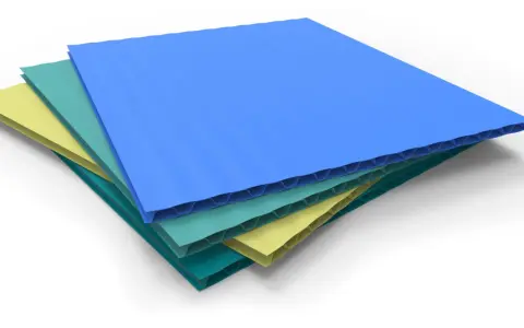 Stack of colorful corrugated plastic sheets, showcasing the lightest plastic material in blue, teal, and yellow.