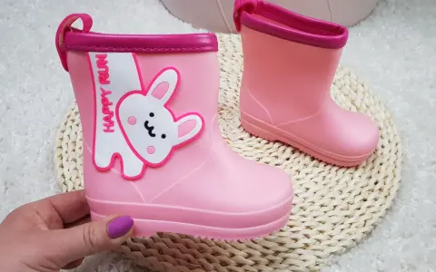 Różowe kalosze dziecięce z aplikacją królika i napisem "HAPPY RUN".
