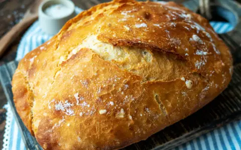 Frisch gebackenes Brot mit knuspriger Kruste, perfekt für den Pizzastein bei richtiger Temperatur.