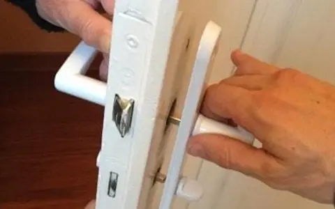 Maintenant, je vais vous montrer comment démonter une poignée de porte clipsable.