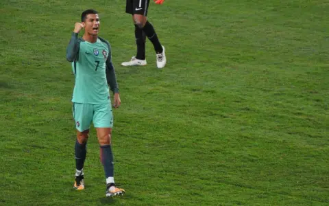 Cristiano Ronaldo w zielonej koszulce z numerem 7, cieszy się po golu. Ciekawe, ile zarabia Ronaldo za takie emocje!