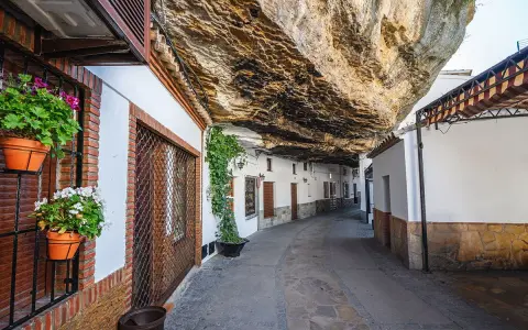 Urokliwe miasto w skale w Hiszpanii, gdzie domy wbudowane są w naturalne skalne nawisy.