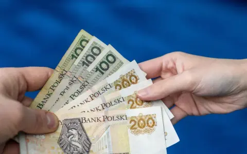 Ile kosztuje darowizna pieniężna u notariusza? Uniknij podatku!