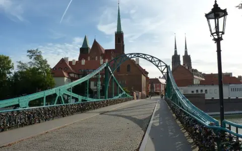 Most Tumski we Wrocławiu, z kłódkami miłości i katedrą w tle. Idealne miejsce, by zacząć zwiedzanie Wrocławia.