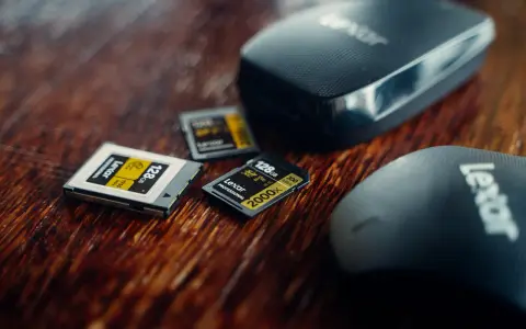 Różne rodzaje kart pamięci Lexar: CFexpress, SD i czytnik.