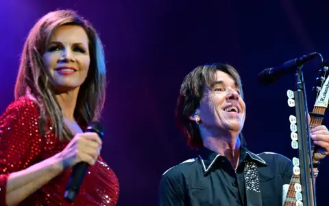 Marie Fredriksson och Per Gessle på scen under en Roxette-konsert. Per Gessle turné fortsätter med energi.