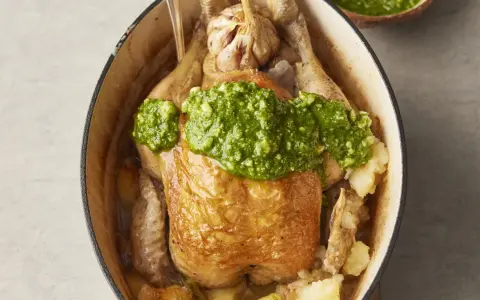 Pieczony kurczak z ziołowym pesto i ziemniakami, idealny do diety śródziemnomorskiej. Przepisy na zdrowe posiłki.