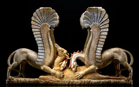 Due grifoni alati, creature mitologiche, attaccano una preda. Il grifone è un simbolo di potere e vigilanza.