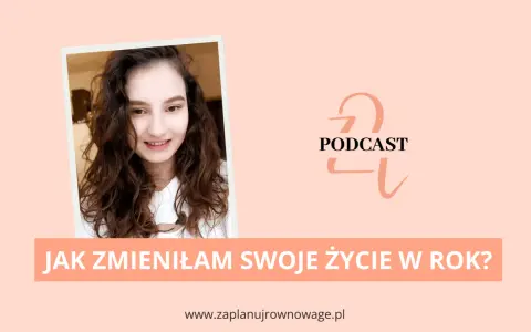 Uśmiechnięta kobieta opowiada, jak zmienić swoje życie i być szczęśliwym. Podcast o zmianach.