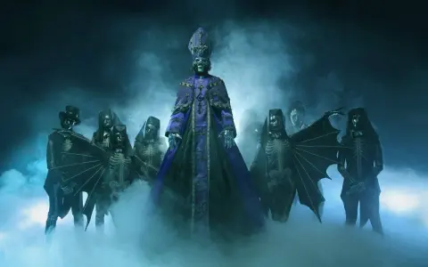 Le **ghost impera** se tient au centre, entouré de squelettes masqués dans une brume bleutée.