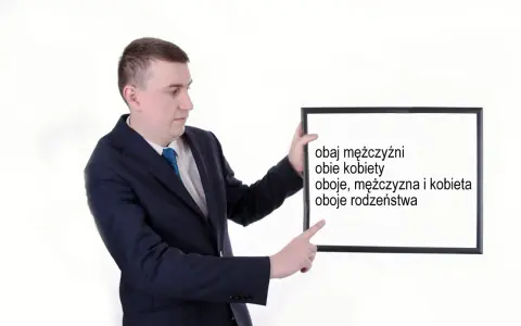 Mężczyzna w garniturze wskazuje na tablicę z napisami: "obaj mężczyźni", "obie kobiety", "oboje, mężczyzna i kobieta", "oboje rodzeństwa".
