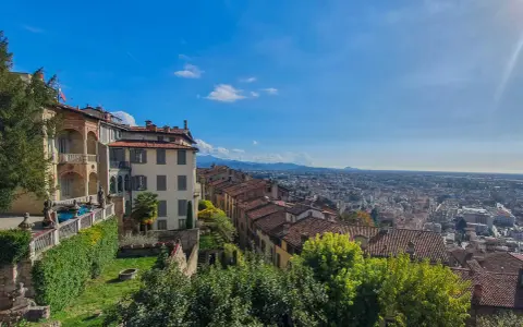 Widok na Bergamo z tarasu z widokiem na miasto i góry. Idealne miejsce, by zobaczyć, co warto zobaczyć w Bergamo.