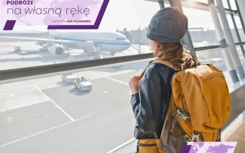 Kobieta z żółtym plecakiem jako bagażem rejestrowanym czeka na lotnisku. Widok na samolot i pas startowy.